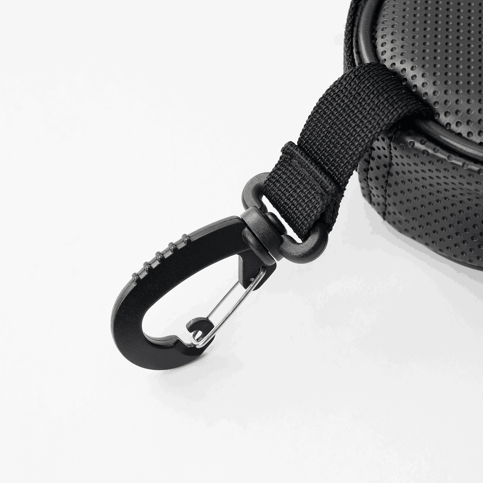 Player carrying Halcyos IANONI premium leather padel bag in style